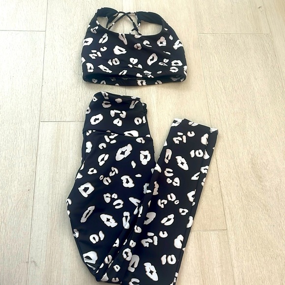 Onzie animal print set pants and crop top - Picture 1 of 2